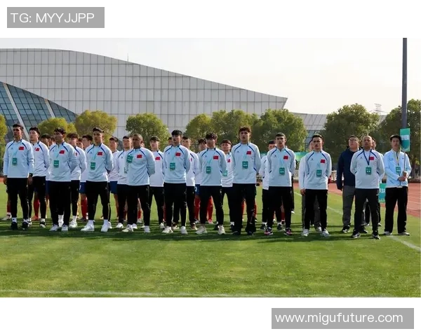 足球明星穿着背心的时尚风采与运动魅力展示